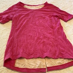 Super cute vented back pink Lulu tee NO Size (6)